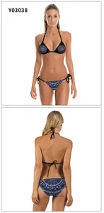 Détail du bikini imprimé avec haut dos nu licou et motif mandala à nouer sur le côté