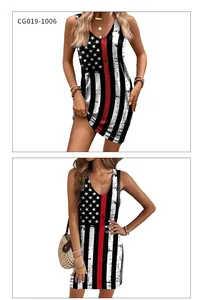 Détail de la robe drapeau USA avec ligne rouge et accessoire sac en paille rustique