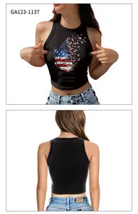 Detail des schwarzen Neckholder-Crop-Tops mit patriotischem Schmetterlingsdruck und Passform