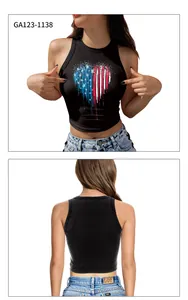 Detail eines bauchfreien Halter-Tops mit US-Flaggen-Herzprint und Rippenstrick-Struktur