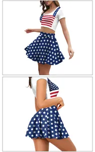 Detalle de top corto con bandera de EE. UU. y falda plisada azul con estrellas
