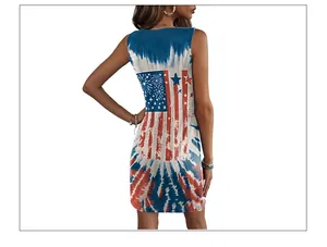Vue arrière d'une robe sans manches avec imprimé tie-dye tricolore et motif drapeau USA