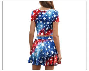 Vista trasera del conjunto de animadora con falda plisada de estrellas y rayas