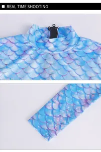 Detalle del estampado de escamas de sirena en bañador de manga larga con cremallera trasera