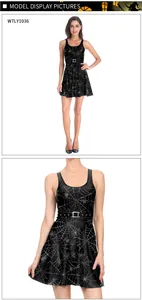 Detalle de vestido línea A sin mangas para Halloween con estampado de telaraña y cinturón