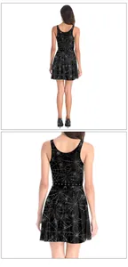 Detalle de vestido negro sin mangas de Halloween con estampado de telaraña y cinturón de ojal