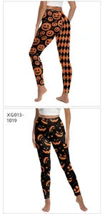 Gros plan sur un legging de yoga d'Halloween avec motifs citrouille et losanges
