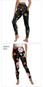 Détail du legging d'Halloween avec citrouille effrayante et imprimé forêt sur tissu noir