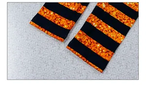 Nahaufnahme der Halloween-Yogahose mit orange-schwarzen Streifen und Glitzer-Details