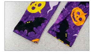 Gros plan détaillé du pantalon de yoga Halloween avec motifs citrouilles sur tissu violet