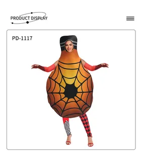 Detalle del disfraz de Halloween con estampado de telaraña y mangas de cuadros rojos