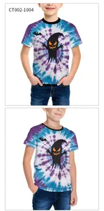 Detailansicht des Halloween T-Shirts für Jungen mit lila Batikmuster und Geist-Print