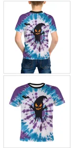 Detail eines Kinder-Tie-Dye-T-Shirts mit gruseligem Halloween-Geist-Druck und Rundhalsausschnitt
