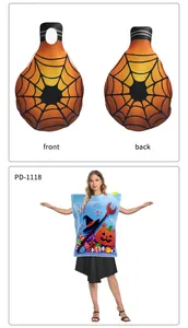 Vista detallada del disfraz de Halloween con tocado de telaraña y estampado de calabaza