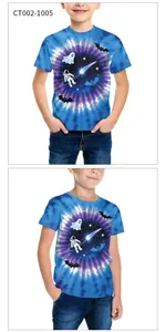 Detailansicht des Batikmusters mit Geistern und Astronauten auf dem Jungen-T-Shirt