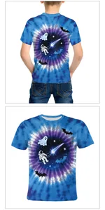 Detail eines Kinder-T-Shirts mit Batik-Muster und gruseligen Halloween-Astronauten