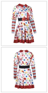 Détail de la robe de costume clown d'Halloween avec imprimé sanglant et manches rayées