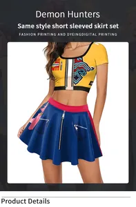Détails du crop top jaune à motifs de nuages et jupe plissée bleue avec pompons
