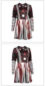 Détail de robe de clown d'Halloween avec taches de sang et manches longues rayées