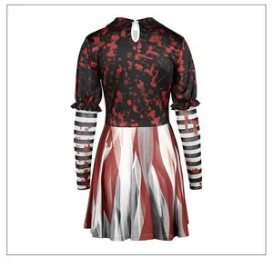 Détail de la robe de clown d'Halloween avec taches de sang et manches rayées terrifiantes