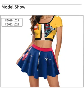 Détail du haut court jaune et de la jupe plissée bleue de l'ensemble de cosplay K-POP