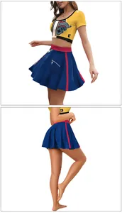 Détail du crop top jaune à motif nuage et de la jupe plissée bleu marine style K-POP