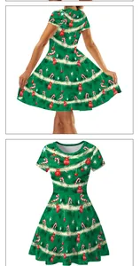 Détail de l'imprimé numérique avec sapins de Noël, sucres d'orge et boules sur la robe
