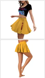 Vue détaillée de la jupe plissée jaune vif avec pompon rouge et boutons décoratifs
