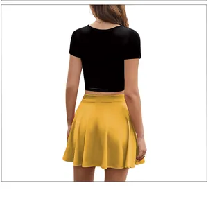 Vue arrière d'un haut court noir et d'une jupe plissée jaune pour costumes de cosplay