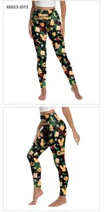 Détail du legging de Noël taille haute avec imprimé pain d'épices et rennes