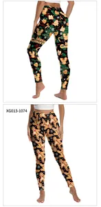 Détail du legging de Noël avec imprimés numériques de bonhomme de pain d'épices et flocons