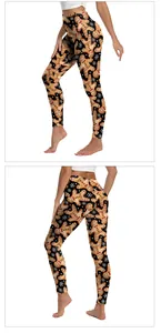 Détail du legging de yoga avec motifs de bonhomme de pain d'épice et flocons de neige