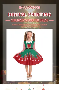 Détail de l'imprimé elfe de Noël sur une robe pour fille à manches longues aux motifs rouges