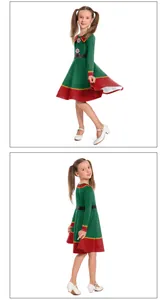 Détail de la robe de lutin de Noël avec col rayé et broderie ondulée dorée élégante
