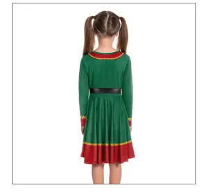 Détail du dos d'une robe de lutin de Noël verte avec bordure dorée et ceinture noire