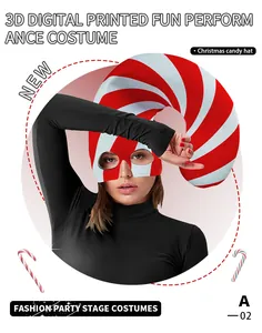 Dettaglio del cappello di Natale a strisce rosse e bianche con maschera integrata