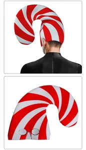 Dettaglio del cappello di Natale a strisce bianche e rosse a forma di bastoncino di zucchero