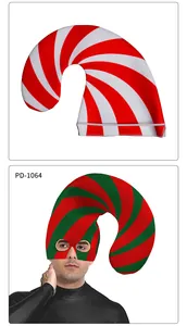 Dettaglio cappelli natalizi a forma di bastoncino di zucchero con strisce rosse e verdi