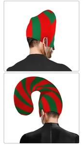 Vista dettagliata del cappello da elfo a strisce con motivo a spirale rosso e verde