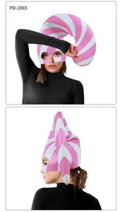Dettaglio del cappello da elfo in peluche rosa e bianco con fori per gli occhi per feste