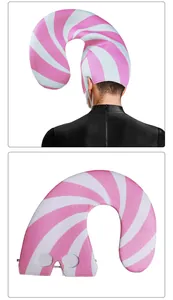 Dettaglio cappello da elfo a strisce candy cane con ritagli occhi per Natale