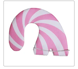 Dettaglio del cappello a righe rosa e bianche in pile morbido con cinturino regolabile
