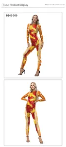 Détail d'un body imprimé numérique hot-dog en tissu extensible avec motif moutarde et ketchup