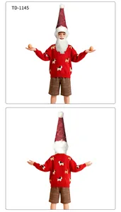 Detalle de gorro navideño rojo con barba blanca en conjunto de punto para niños