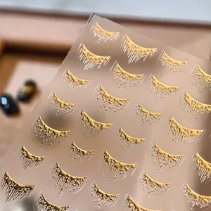 Adesivi per unghie 3D effetto metallo liquido dorato con design minimalista fluido