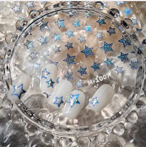 Détail macro d'autocollants pour ongles avec étoiles bleues laser et fini argenté