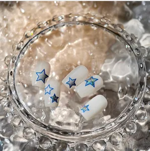 Détails d'autocollants pour ongles étoiles bleues avec paillettes argentées sur base