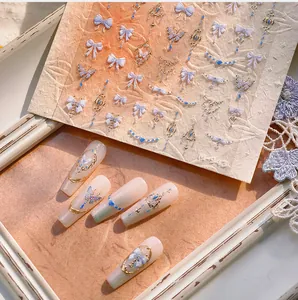 Vue détaillée des autocollants 3D M-943 avec papillon bleu et motifs de nœuds dorés