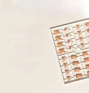 Détails macro de bijoux d'ongles en résine 8K avec oursons et poupées mignons