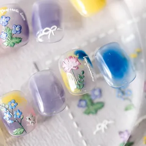 Zartlila und gelbe Aufklebenägel mit Blumenmustern und 3D-Schleifen-Dekoration